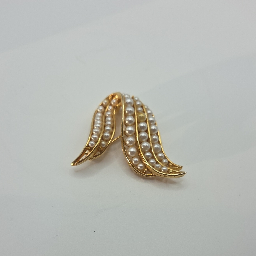 Lisner Vintage Gold and Pearl Wave Brooch - Picture 6 of 7